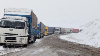 Yüksekova-Van kara yolunda çok sayıda tır mahsur kaldı