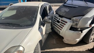 Yüksekovada 2 araç çarpıştı: 1 yaralı