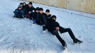 Yüksekovada kar yağışını çocuklar eğlenceye çevirdi