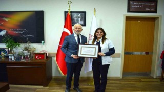 Yunus Emre Devlet Hastanesine Beslenme Dostu ve Fiziksel Aktiviteyi Destekleyen İşyeri sertifikası