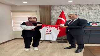 Yurtlig çekilişinden forma kazanana öğrenciye hediyesi verildi