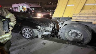 Zeytinburnu E-5te otomobil polis aracına çarptı: 3 yaralı