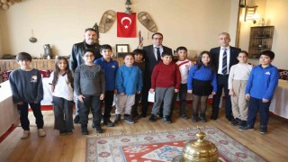 10 yaşındaki öğrenci seçim vaadini gerçekleştirdi: Elazığspor yönetimi öğrencilerle bir araya geldi