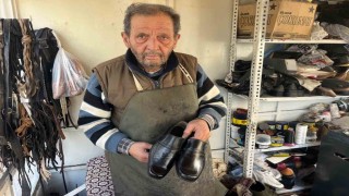 102 yaşındaki makinesiyle 57 yıldır eski ayakkabıları yeniliyor
