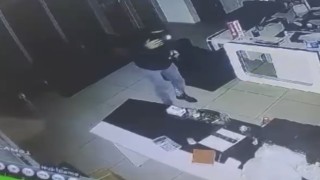 12 yıldır aranıyordu, örümcek gibi girdiği dükkanda çelik kasa soydu, polisin yakaladığı şüpheli 30 yıldan aranan zanlı çıktı