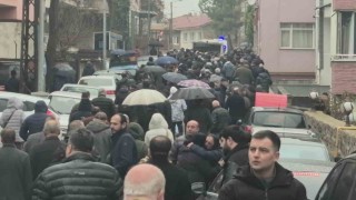 1,5 ay önce sarılarak yolcu ettiği kızını bu kez öpücük göndererek son yolculuğuna uğurladı