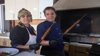 16 yıllık gelin ve görümce kebap tezgahında birlikte mesai yapıyor