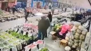 2 akrabasının öldüğü kavgaya karıştığını ileri sürdüğü adamı kalasla hastanelik etti