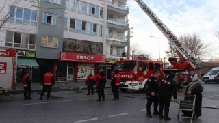 4 katlı binada yangın: Vatandaşlar kurtarılmayı bekliyor