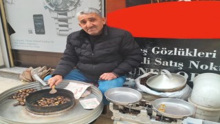 43 yıldır aynı köşede kestane satıyor