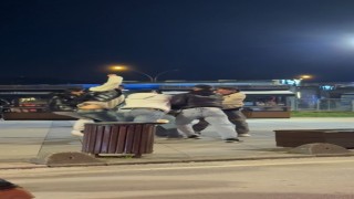 5 kişinin bir gence tekmeli yumruklu saldırısı kamerada