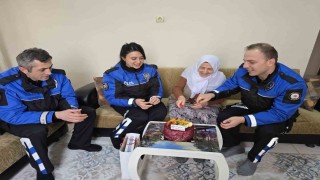 81 yaşındaki yaşlı kadına, emniyetten doğum günü sürprizi
