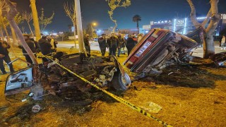 Adanada ağaçlara çarpan otomobil ikiye ayrıldı: 1 ölü, 2 yaralı
