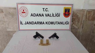 Adanada gümrük kaçağı 70 cep telefonu ile 2 ruhsatsız tabanca ele geçirildi