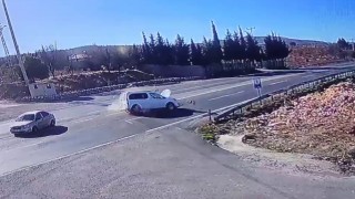 Adıyamanda 2 aracın çarpışma anı kameralara yansıdı