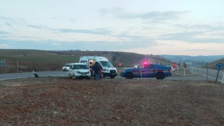 Adıyamanda hafif ticari araçlar çarpıştı: 1 yaralı