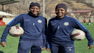 Afrikalı kadın sporcular Yüksekovada mutlu