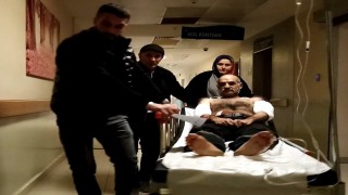 Ağaç soyma makinesine kollarını kaptırdı