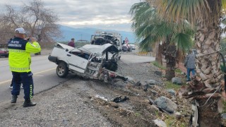 Ağaca çarpan Tofaşın ikiye bölündüğü feci kaza kameraya yansıdı