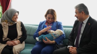Aile Yılında çocuk desteği alan ailenin ilk misafiri Vali Yılmaz oldu