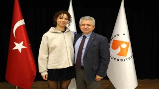 Ailesi kendisini korumayı öğrenir düşüncesiyle spora başlattı, şampiyon oldu