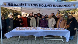 AK Parti Eskişehir Kadın Kolları üyeleri kandil simidi dağıttı