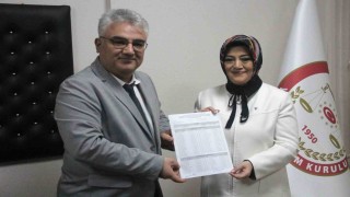 AK Parti Kütahya İl Başkanı Ceyda Çetin Erenler mazbatasını aldı