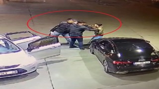Akaryakıt istasyonunda silahlı grubun genci darbederek araca bindirdiği anlar kamerada