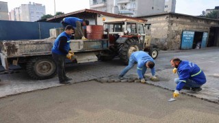 Akdenizde yol ve kaldırım yenileme çalışmaları sürüyor