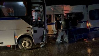 Akhisarda iki işçi servis çarpıştı: 27 yaralı