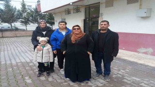 Akıl sağlığının bozuk olduğu iddia edilen yaşlı kadından polise satırlı saldırı girişimi