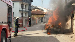 Aksarayda park halindeki araç alev alev yandı
