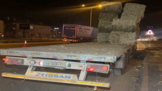 Aksarayda tırdaki saman balyaları yola savruldu