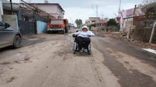 Akülü aracına kavuşan Enesin ilk işi mahalleyi turlamak oldu