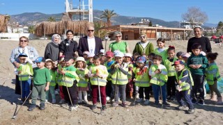 Alanya Belediye Başkanı Özçelik, çocuklar ile sahili temizledi