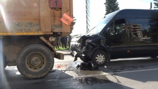 Alanyada minibüs, hafriyat aracına arkadan çarptı: 2 yaralı