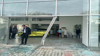 Alanyada şerit ihlali yapan otomobil showrooma daldı