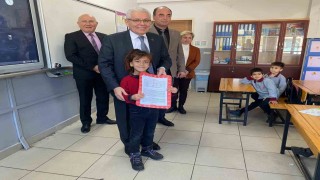 Alaşehirde 17 bin 246 öğrenci karne heyecanı yaşadı