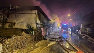 Alevlere teslim olan oto galeride 10 araç küle döndü