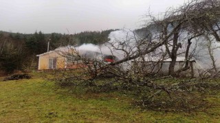 Alevlere teslim olan prefabrik ev kullanılamaz hale geldi