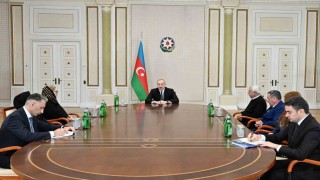 Aliyev, uçak kazasında hayatta kalan mürettebat ve hayatını kaybeden mürettebatın yakınlarıyla görüştü