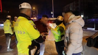 Alkollü sürücü ile yer değiştirdi, fark edip asıl sürücüye ceza kesen polise “İtiraz etmiyoruz ayıp” dedi