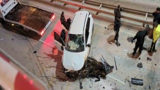 Alkollü sürücünün kullandığı otomobil alt geçide düştü: 2 yaralı