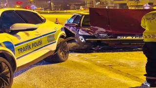 Amasyada alkollü sürücünün kullandığı otomobil, alkol denetiminde polis otosuna çarptı