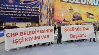 Amasyada CHPli belediyenin işten çıkardığı işçiler, AK Parti kongresinde pankart açtı: Sözünde dur başkan