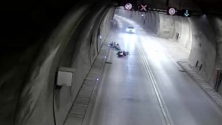 Amasyada motosikletin tünelde devrildiği kaza kamerada