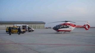 Ambulans helikopter bir günlük bebek için havalandı