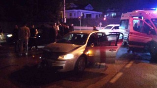 Ambulansa yol vermek isteyen 2 otomobil çarpıştı: 4 yaralı