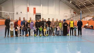 Anaokullu minikler babalarıyla birlikte spor yaptılar