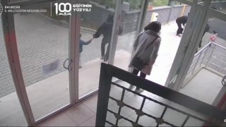 Anaokulu müdürü, boğazına şeker kaçan çocuğu Heimlich manevrasıyla kurtardı